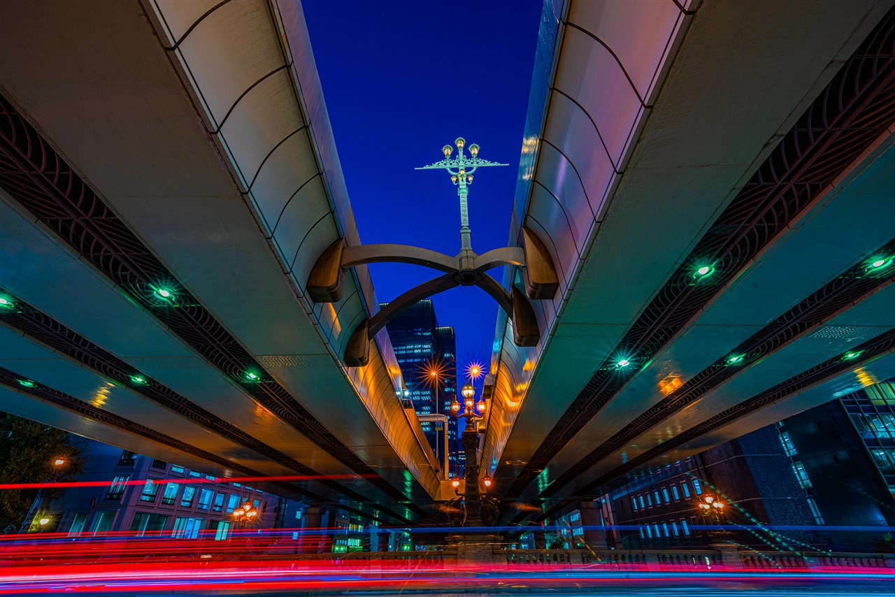 日本橋、夜の光跡