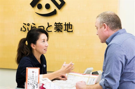画像：スタッフと観光客の様子